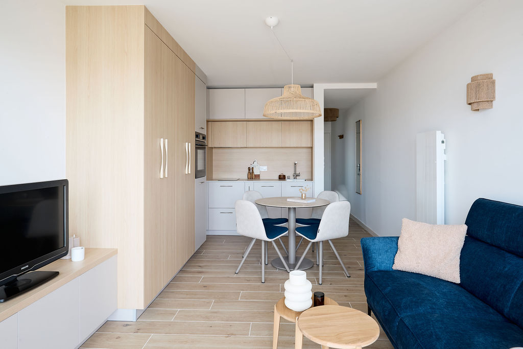 Studio rénové avec cuisine beige et bois chêne et placards intégrés sur mesure